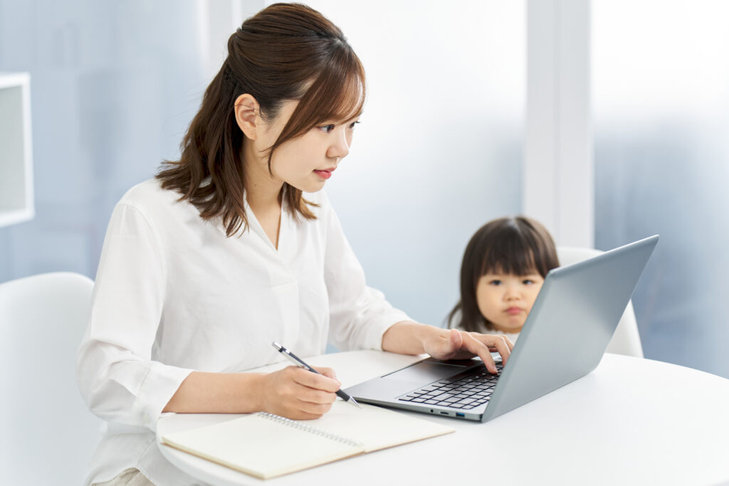 在宅ワークで子育てと両立する女性