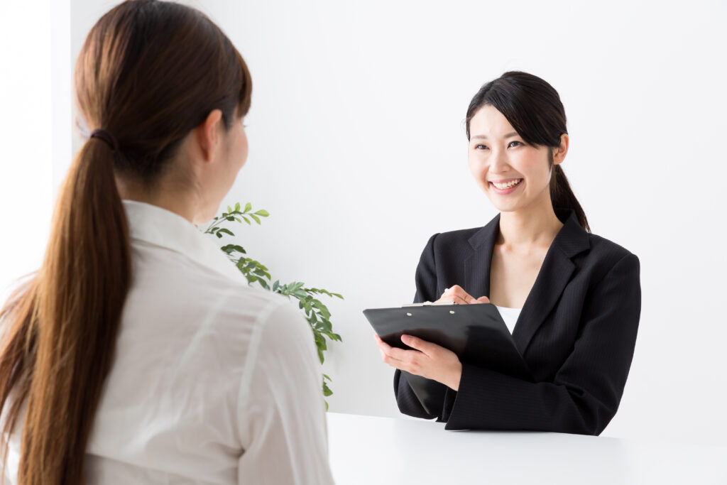 面接をする女性