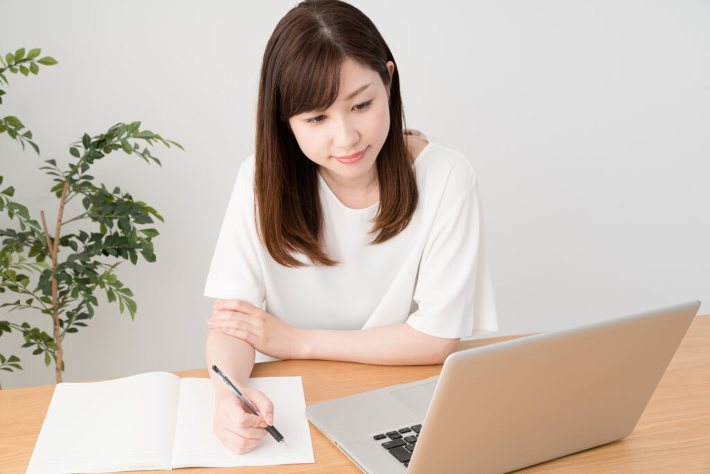 在宅ワークに必要なスキルを学ぶ女性