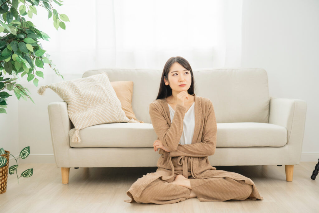 自宅でできる仕事は何か考えている女性