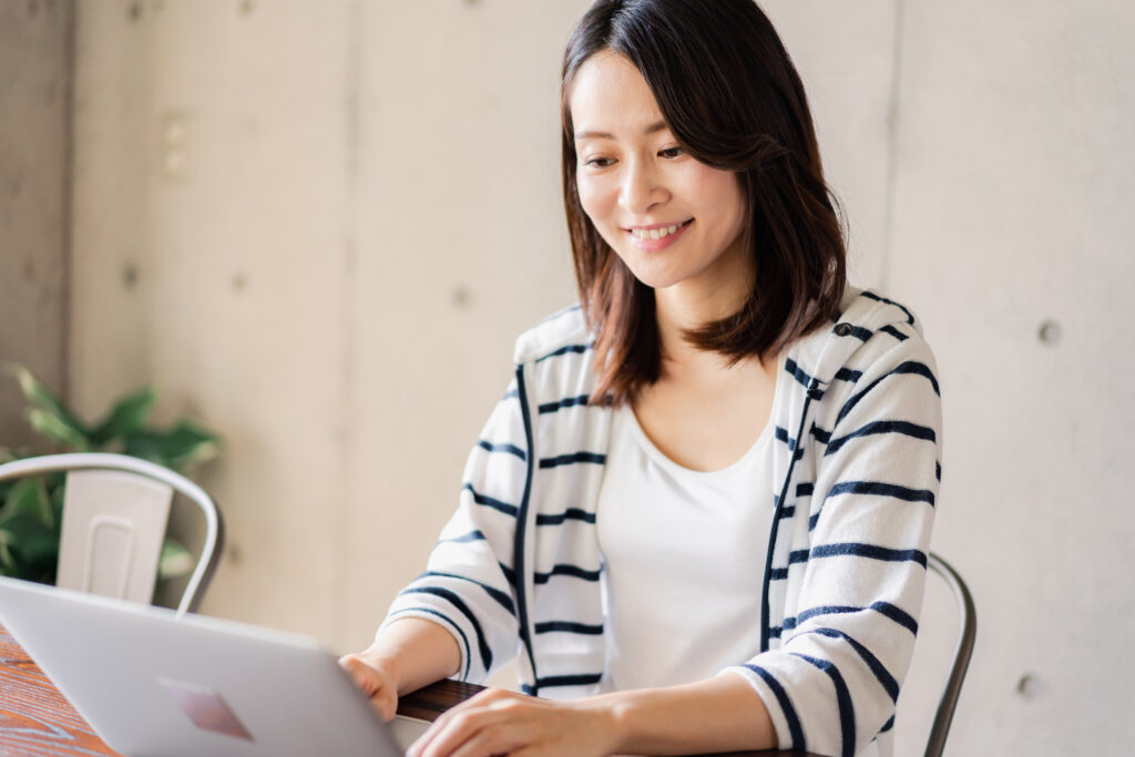 在宅ワーク未経験者が求人を見ている