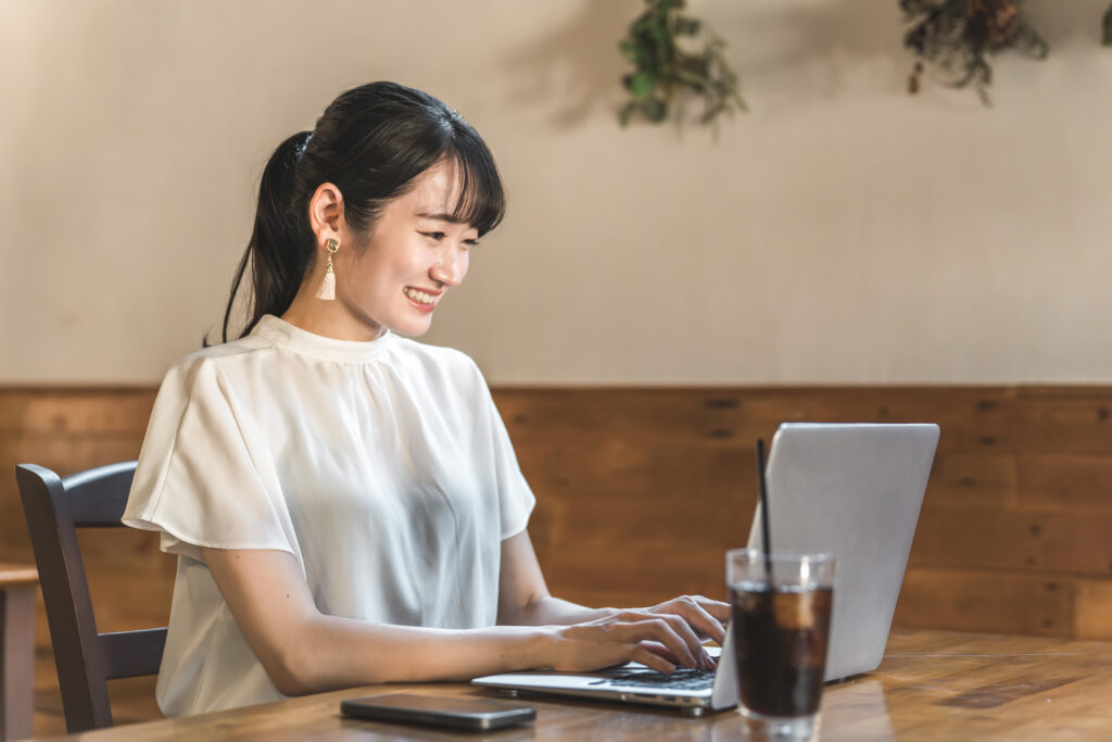 リモートワークのデメリットのコミュニケーション不足解消している女性